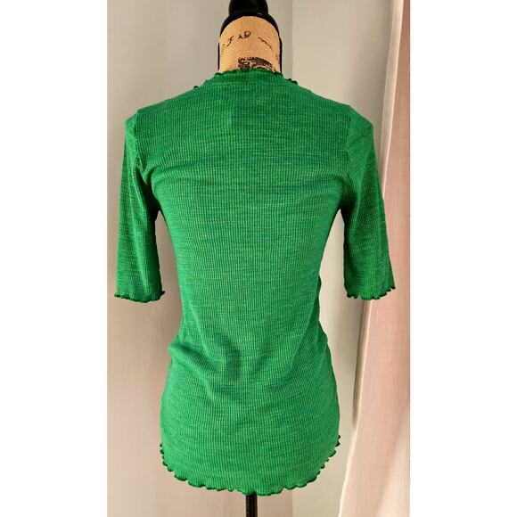t.la Anthropologie Short Sleeve Ribbed T Shirt. Ruffled Trim, Holly, Sz S NEW - Picture 2 of 6